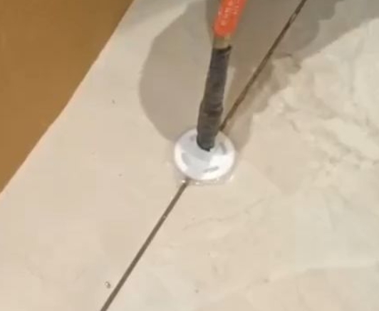 梧州市瓷砖空鼓维修公司专业解答瓷砖在铺贴过程中，如果没有涂抹均匀到位的粘结材料（如水泥砂浆或瓷砖胶），可能会导致以下问题